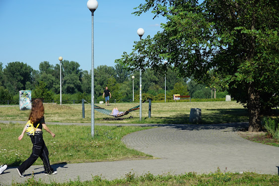 Metrostationen Kopernik ved floden er et område, hvor man nyder livet