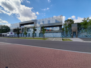 Den passer godt ind i omgivelserne lige omkring Lazienki-parken i Warszawa