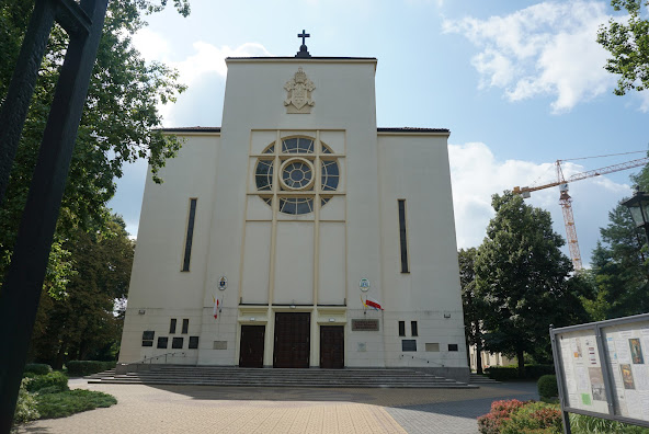 Kirken er et af Warszawas smukkeste eksempler på en moderne kirke