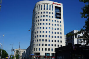 Ambassaden bor i et af Warszawas mange moderne kontorhuse