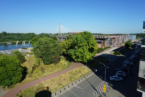 Udsigten fra haven rækker ud over Praga, Warszawas centrum og spændende landmærker