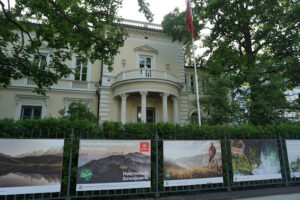 Den ligger der som en fredfyldt oase omkranset af amerikanerne