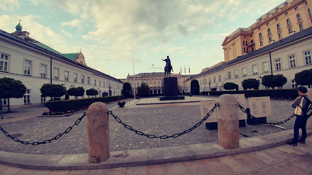 Statuen blev ødelagt under 2. Verdenskrig, men en kopi blev overdraget fra Danmark som en gave til det polske folk