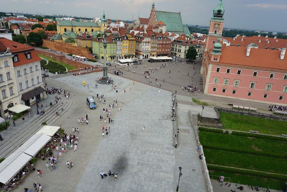 Slotspladsen ved den gamle by i Warszawa set fra det nærliggende klokketårn