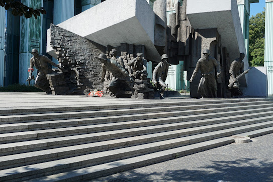 Warszawaopstanden er ikoniseret + her monumentet for de kæmpende polakker i 1944