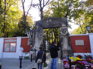 Hovedindgangen til Powązkowski kirkegaarden i Warszawa
