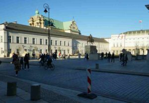Foran præsidentpaladset i Warszawa står Thorvaldsens rytterstatue af Fyrst Poniatowski